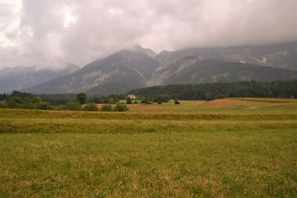 Fält Och Bergslandskap — Stockfoto