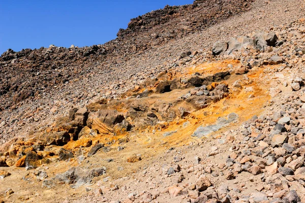 坚尼岛的火山带仍在活动中硫磺沉积在岩石上 — 图库照片