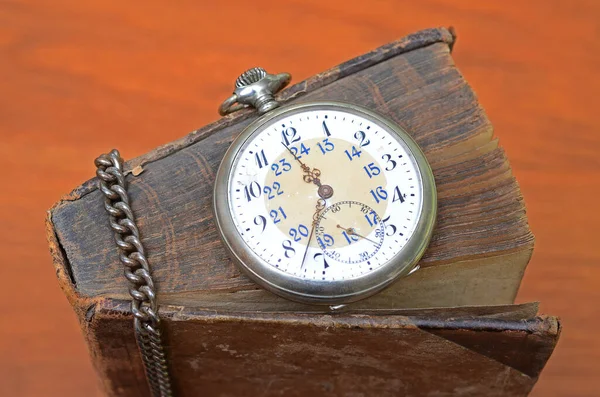 Стара Книга Кишеньковий Годинник — стокове фото