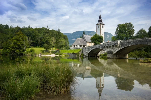 교회와 강에서 거울처럼 비치는 슬로베니아 — 스톡 사진