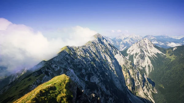 Высокий Горный Хребет Скрытый Облаках Время Восхода Солнца Кощута Словения — стоковое фото
