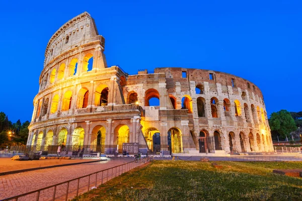 Nattutsikt Över Colosseum Elliptisk Amfiteater Centrala Rom Italien Byggd Betong — Stockfoto