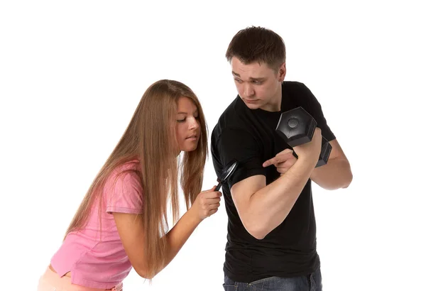 Krásná Dívka Považuje Biceps Mladého Muže Pomocí Lupy — Stock fotografie