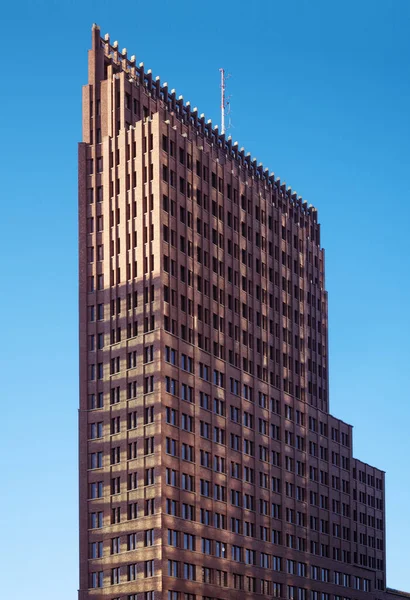 Berlin Potsdamer Platz Bleu Himmel Önündeki Kollhoff Kulesi Manzarası — Stok fotoğraf