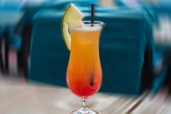 Concentrarsi Cocktail Colorati Sul Tavolo Bar Nel Ristorante Sfondo Voleva — Foto Stock