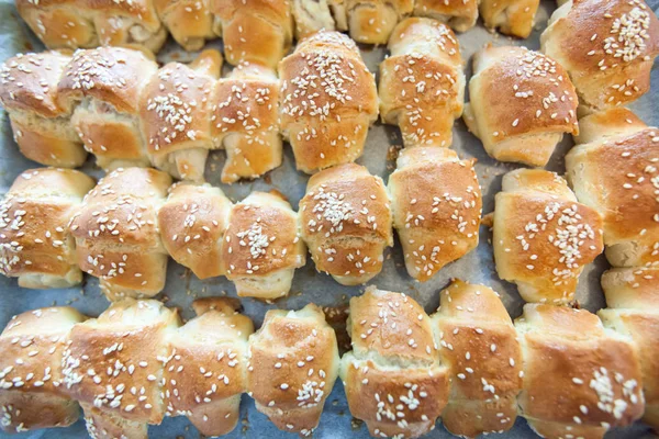 Frisch Gebackene Croissants Hausgemacht Mit Sesam — Stockfoto