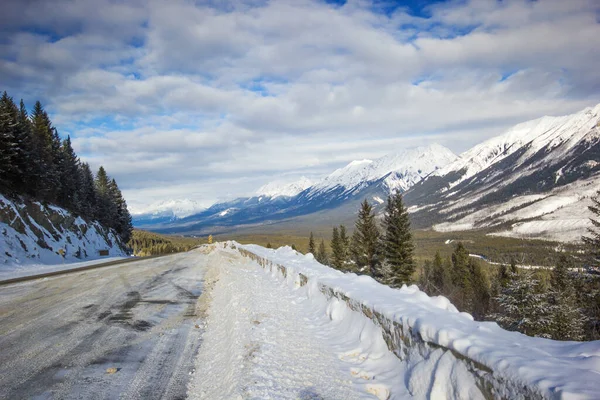 Dağdan Banff Ulusal Parkı Ndan Kanada Dan Gelen Büyük Kar — Stok fotoğraf