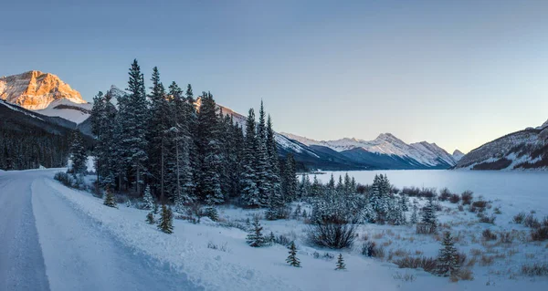 Estrada Inverno Pequena Vazia Com Pouco Floresta Grande Lago Congelado — Fotografia de Stock