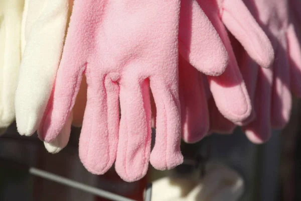 手握粉色和蓝色羊毛袜 — 图库照片
