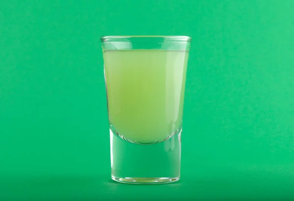 Cóctel Bebida Alcohólica Sobre Fondo Verde Pantone — Foto de Stock