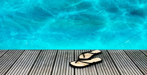 Zwembad Met Fris Blauw Water Slippers Een Houten Vloer — Stockfoto
