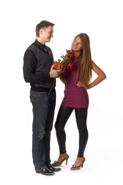 Jonge Geëmailleerde Man Geeft Een Geschenk Aan Vriendin Een Witte — Stockfoto