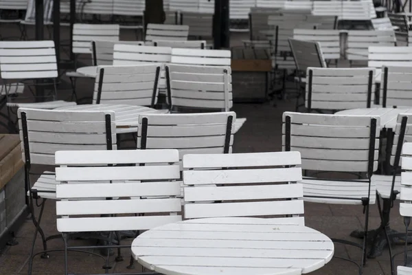 Witte Stoelen Tafels Een Buitenterras Van Een Bar — Stockfoto