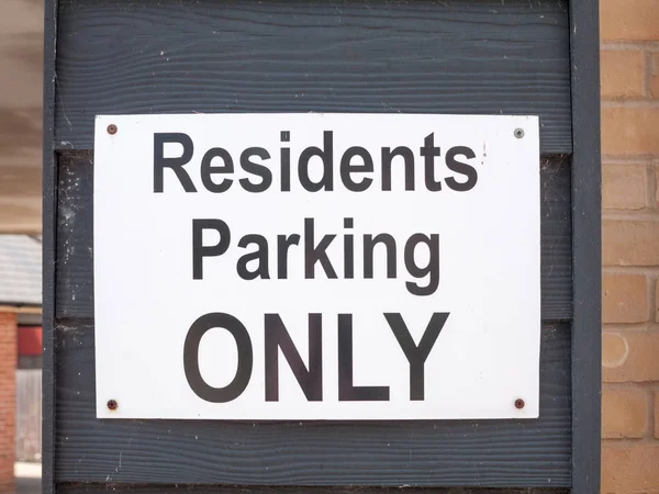 Czarny Biały Mieszkańcy Parkowania Tylko Znak — Zdjęcie stockowe