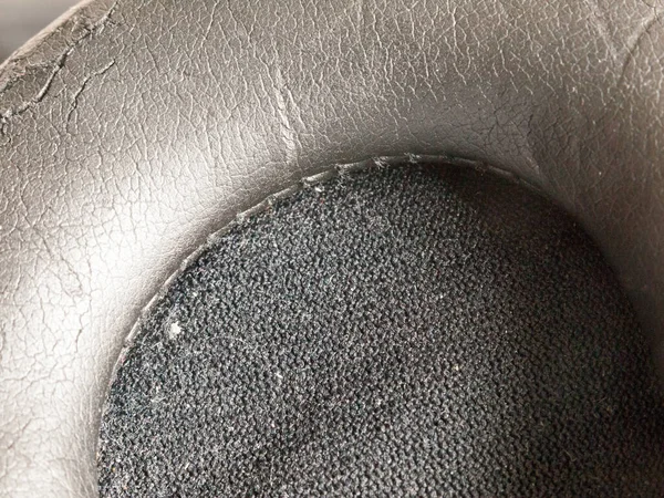 Schwarze Struktur eines Kopfhörer-Ohrhörers aus der Nähe Makro — Stockbild Schwarze Struktur Eines Kopfhörer Ohrhörers Aus Der Nähe Makro — Stockfoto