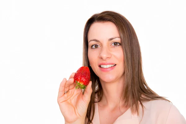 Agradable Joven Mujer Comiendo Srawberry Buscando Sorprendido —  Fotos de Stock