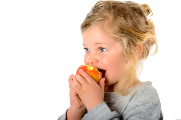 Zoet Meisje Eten Appel Voorkant Van Witte Achtergrond — Stockfoto