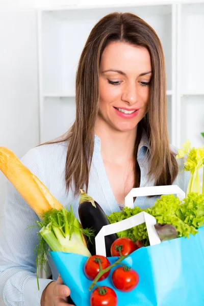 Giovane Donna Dai Capelli Scuri Con Suo Cibo Shopping Cucina — Foto Stock