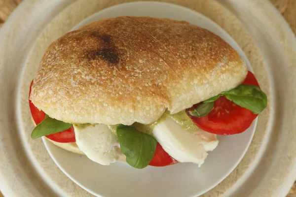 Pão Ciabatta Com Queijo Mussarela Tomates — Fotografia de Stock