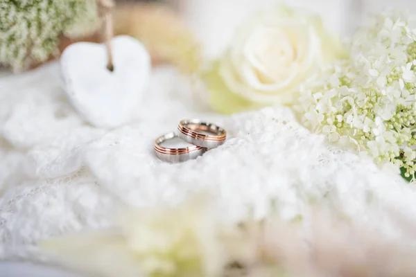 浪漫静谧的生活 有老式的结婚戒指和娇嫩的花朵 — 图库照片