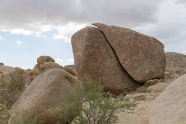 Split Rock, Granitfelsen im Joshua Tree Nationalpark, Kalifornien, USA.   clipart