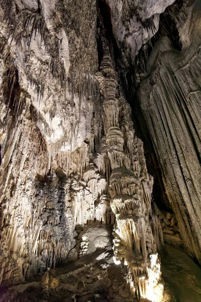 在山中洞穴 — 图库照片