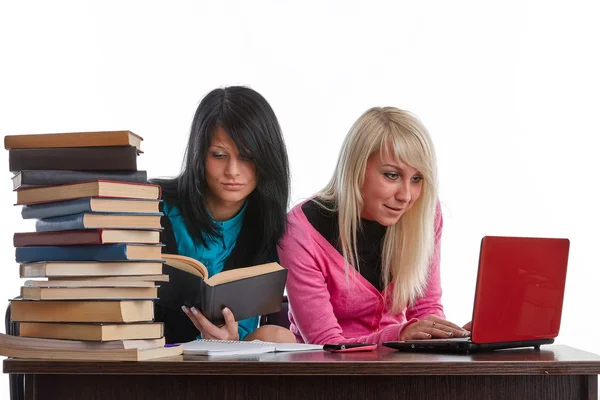 Две Подруги Студентки Готовятся Экзамену Сидя Столом Белом Фоне — стоковое фото