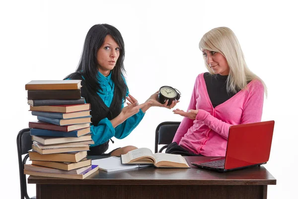 Dos Amigas Del Estudiante Preparan Para Examen Sentadas Escritorio Sobre — Foto de Stock