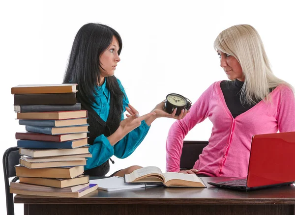 Dos Amigas Del Estudiante Preparan Para Examen Sentadas Escritorio Sobre — Foto de Stock