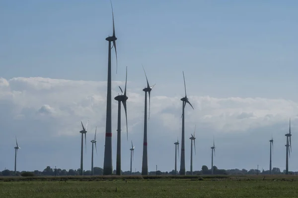 北海岸のネッセルメルシール近郊のオストフリーランドの風力発電所は — ストック写真