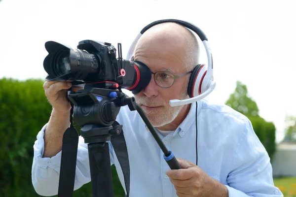 Kulaklıklı Yetişkin Bir Adam Kamera Kasedi Kullanıyor — Stok fotoğraf