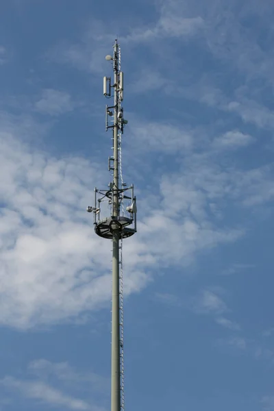 Poste Difusión Bajo Los Cielos Azules —  Fotos de Stock