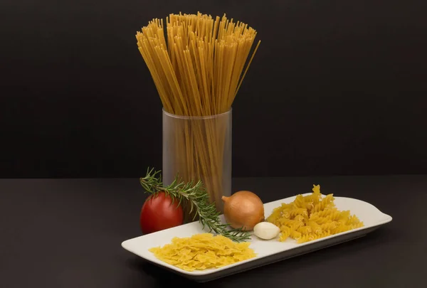 Vidro Com Espaguete Cru Outras Variações Macarrão Legumes Uma Placa — Fotografia de Stock