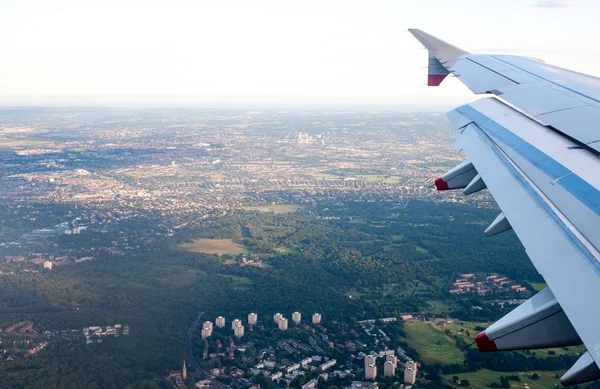 翼航空機と飛行機の窓から地球の美しい景色 — ストック写真