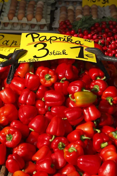 Price Tag Fresh Red Peppers Market Stall — Stock Photo, Image