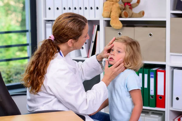 Pediatra Białym Fartuchu Zbadał Małą Dziewczynkę — Zdjęcie stockowe