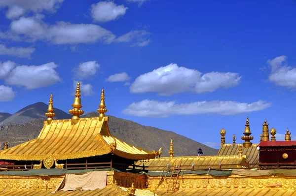 Templo Jokhang Lhasa Delante Del Cielo Azul Brillante Con Pequeñas — Foto de Stock