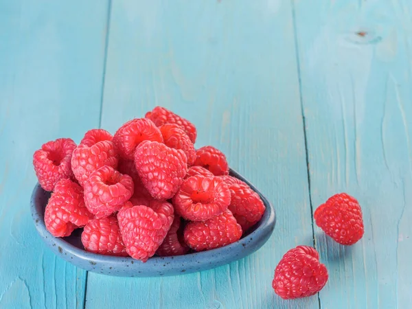 Verse Frambozen Blauwe Achtergrond Zomer Gezondheid Voedsel Concept Kopieerruimte — Stockfoto