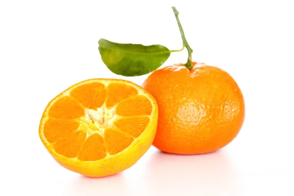 柑橘和绿色柑橘类水果 在白色背景下分离 — 图库照片