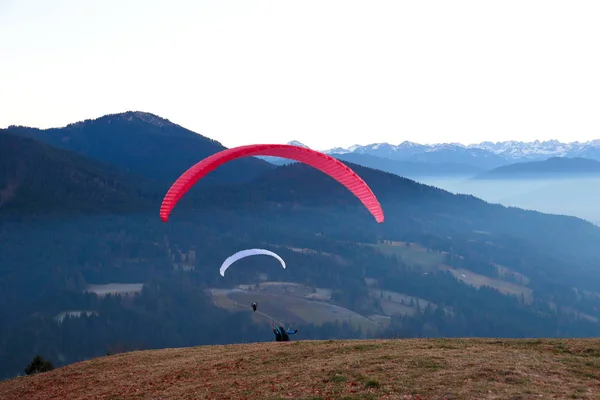 Dois Parapentes Iniciais Belas Montanhas — Fotografia de Stock