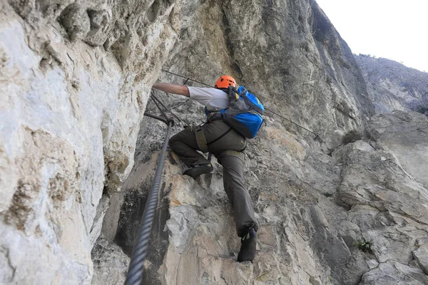 Mann Erklimmt Steile Felswand — Stockfoto