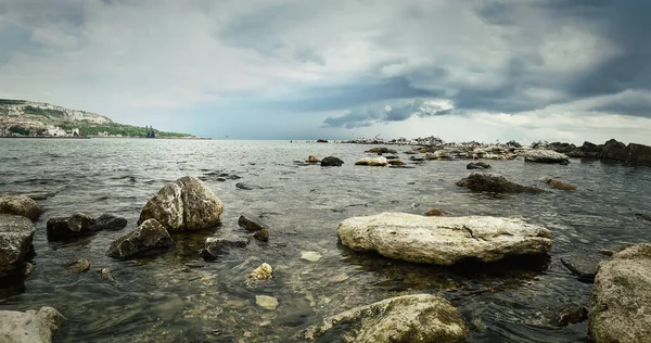 Zeegezicht Van Stenen Strand Met Een Dramatische Bewolkte Lucht Prachtig — Stockfoto