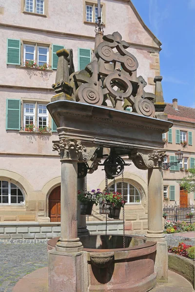 Sechs Eimer Brunnen Vor Dem Rathaus Boersch Elsass — Stockfoto