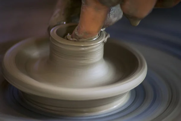 陶器の車輪の上にセラミックプレートを形成するポッター — ストック写真