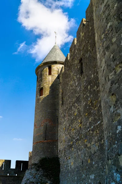 フランスの要塞都市カルカソンヌの塔と城壁の一部 — ストック写真
