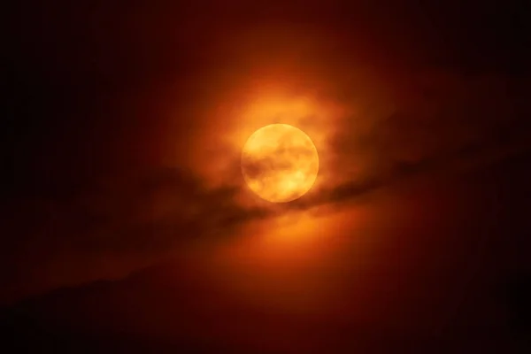 Lua Brilha Por Trás Uma Nuvem Noite — Fotografia de Stock