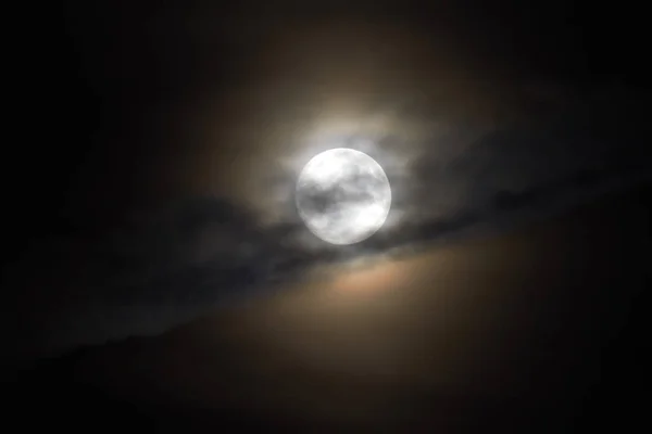 Luna Resplandece Detrás Nube Por Noche —  Fotos de Stock