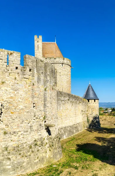 城壁やカルカソンヌの歴史的要塞の塔の一部 — ストック写真