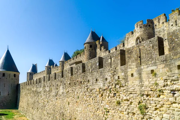 フランスの古代の要塞カルカソンヌの城壁と塔の眺め — ストック写真