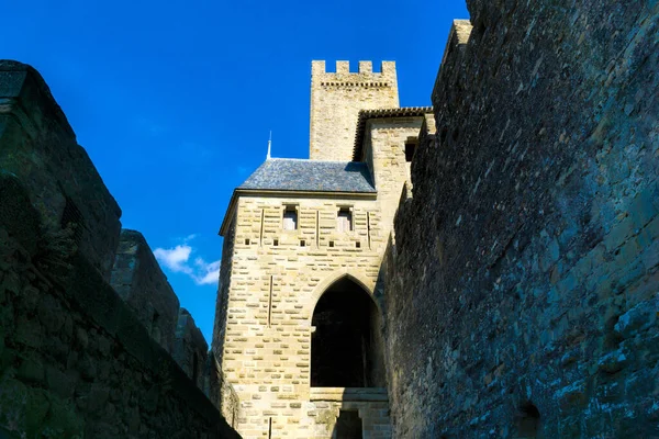Burgturm Con Puertas Entrada Ventanas Abiertas Sobre Histórica Fortaleza Carcassonne — Foto de Stock